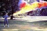 Сигурни Уивер тестирует огнемет во время съемок фильма "Чужой", 1978 г. ФОТО
