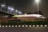 В Индии самолет застрял под пешеходным мостом (ВИДЕО)