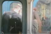 В столичном метро парочка зацеперов отличилась опасной выходкой (ВИДЕО) 