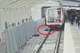 В метро Москвы мужчина прыгнул под поезд (ВИДЕО)