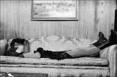 Адам Вест отдыхает в перерыве съёмок сериала "Бэтмен", 1960-е. ФОТО