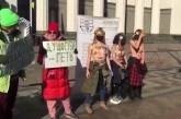 В Киеве голые активистки требовали отмены тарифов (ВИДЕО)