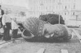 Дети рядом с демонтированной головой статуи императора Александра III. Москва, 1918 г. ФОТО