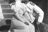 Николай II целует царицу Александру Федоровну. Россия, 1910 г. ФОТО