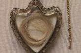 Золотой медальон с волосами французской королевы Марии-Антуанетты, XVIII век. ФОТО