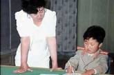 Ким Чен Ын и его первая учительница, 1990-е. ФОТО