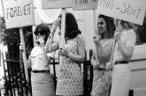 Митинг в поддержку ношения мини-юбок. Лондон, 1966 г. ФОТО