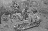 Йог, сидящий на иглах, Индия, конец XIX-начало XX в. ФОТО