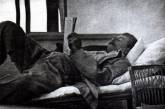 Сталин в кровати читает газету, 1920г. ФОТО