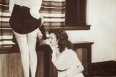 Женщины раскрашивают ноги, как будто они носят чулки, 1942 год. ФОТО
