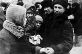 Обмен товарами на рынке. Ленинград, 1942 год. ФОТО