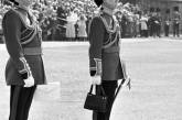 Солдат из охраны королевы отвечает за сумочку королевы Елизаветы II, 1978 г. ФОТО