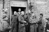 Советские солдаты освобождают узников Освенцима, 1945 г. ФОТО