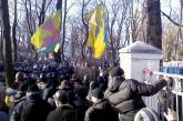 В Киеве бросают шумовые гранаты