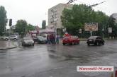В центре Николаева столкнулись «Мерседес», «Тойота» и «Фольксваген»
