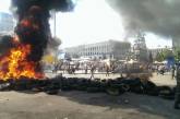 На майдане разбирают баррикады: активисты подожгли шины
