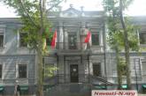 Офис коммунистов по-прежнему украшают красные флаги