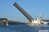 В Николаеве разводили мосты: выпускали корабль морской охраны