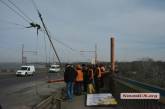 В Николаеве на разводном мосту упала опора контактной сети