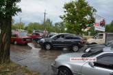 В Варваровке автомобильный затор из-за огромной лужи