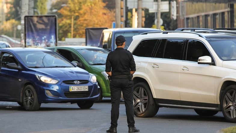 Запрет на нецензурные жесты и штрафы пешеходов за наушники. Украинцам готовят новые ПДД