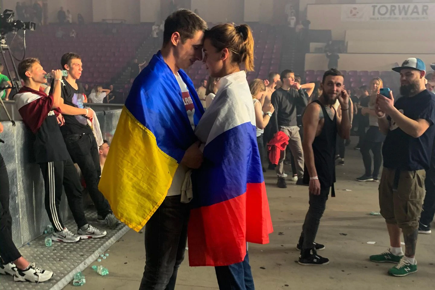 Влюбленные сфотографировались, накинув на плечи флаги России и Украины