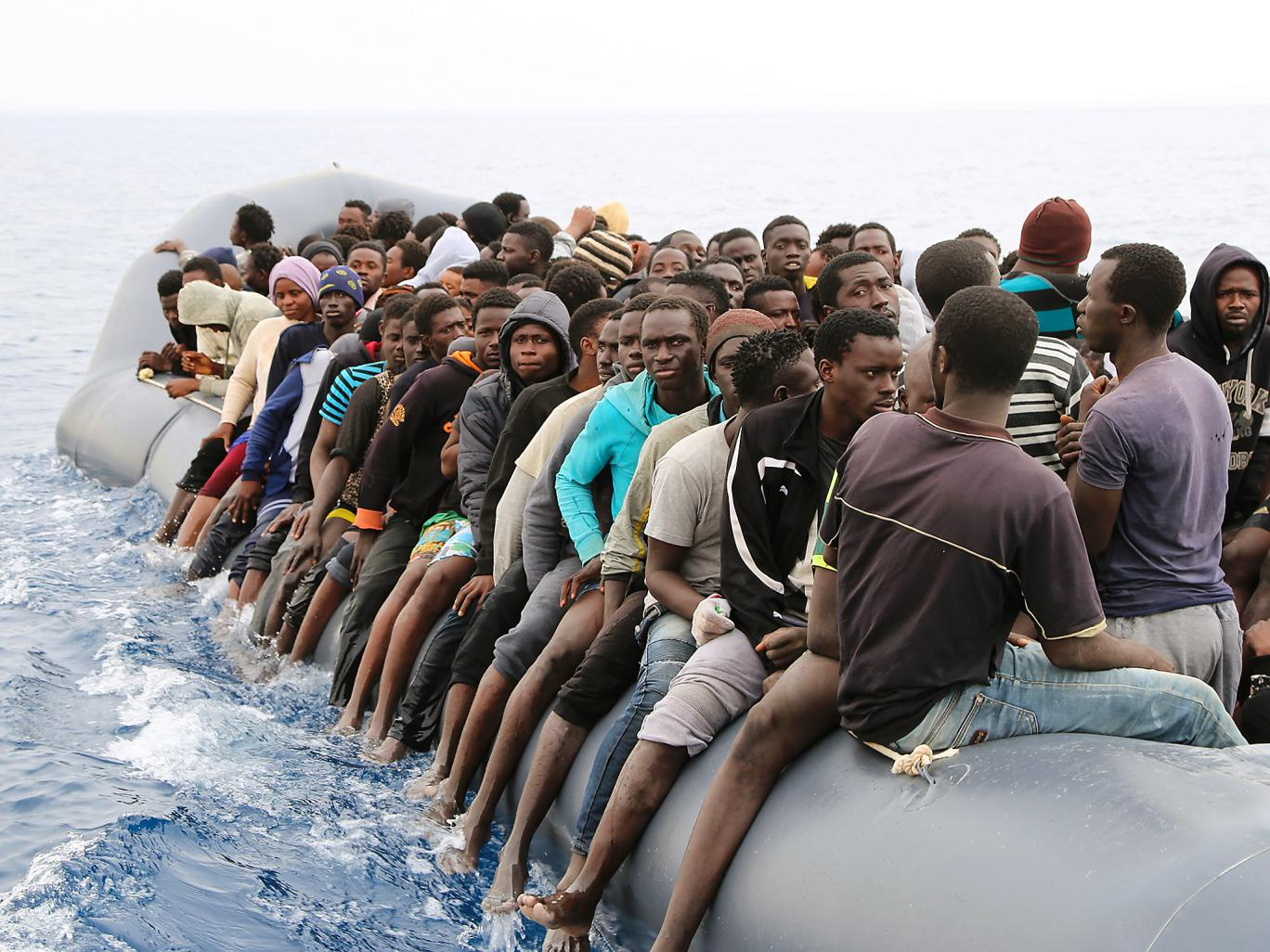 Полчища мигрантов вновь штурмуют Европу