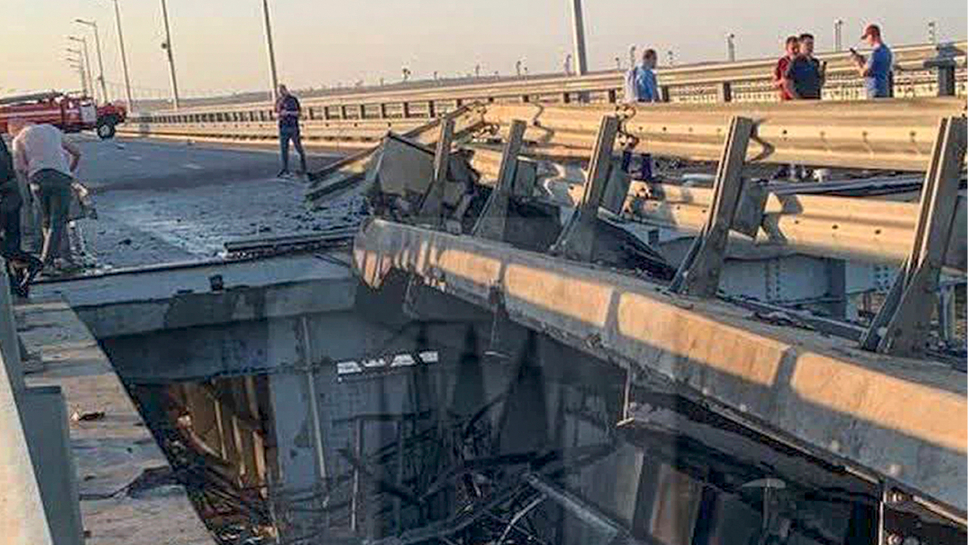 Атака на Крымский мост: все подробности и версии происшедшего