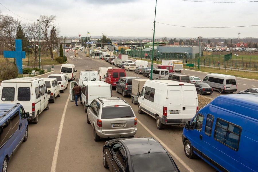 На кордонах України із Європою величезні черги. Що трапилося?