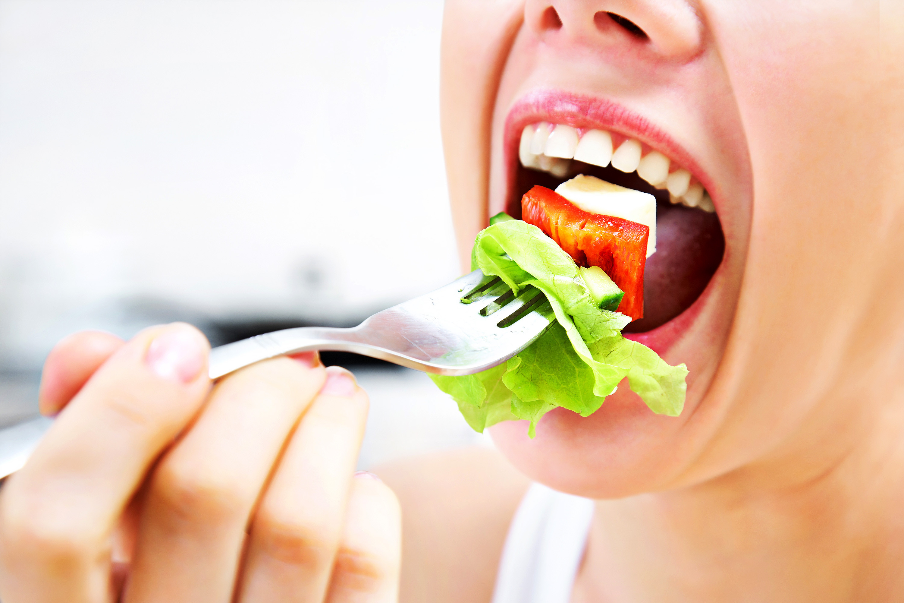 Ешьте медленно и будете здоровы:  6 преимуществ тщательного пережевывания пищи