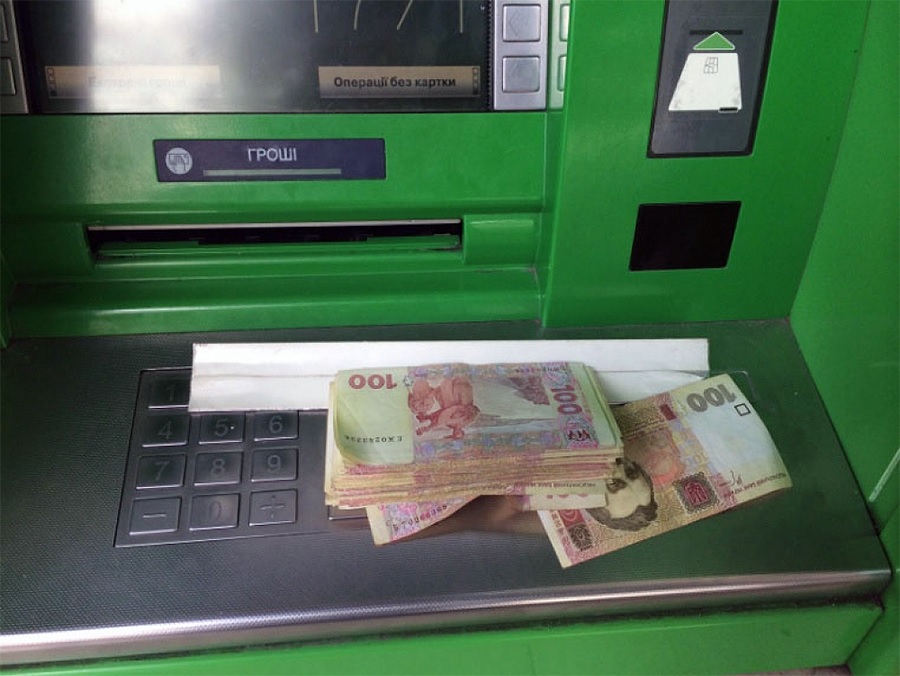 Українці масово знімають готівку з рахунків у банках – чому?