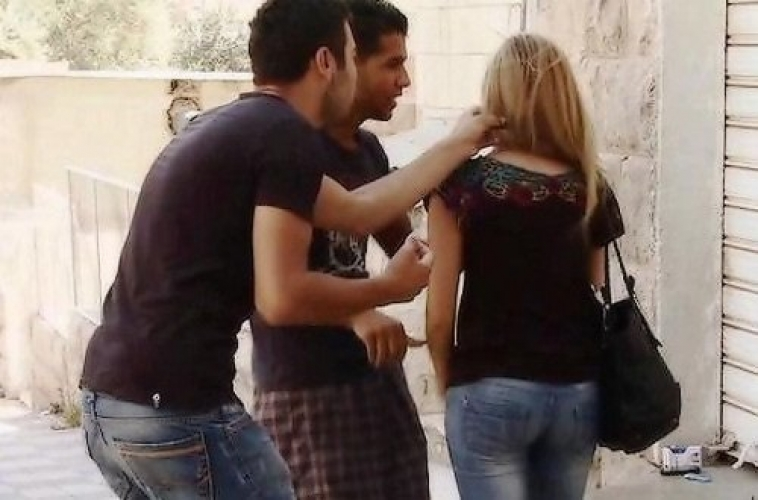 Пикантные видео с молодыми девушками: их используют для привлечения мужчин-мигрантов Пикантные видео с молодыми девушками: их используют для привлечения мужчин-мигрантов