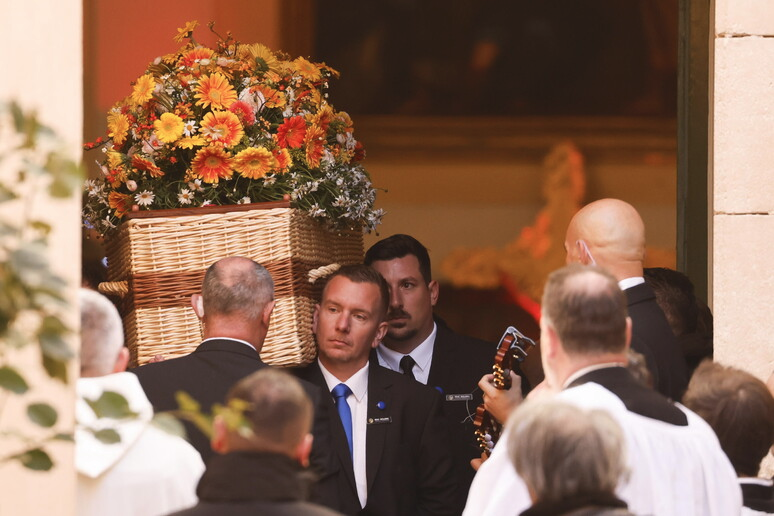 Брижит Бардо поховали у плетеній труні на цвинтарі з видом на Середземне море Брижит Бардо поховали у плетеній труні на цвинтарі з видом на Середземне море. Фото