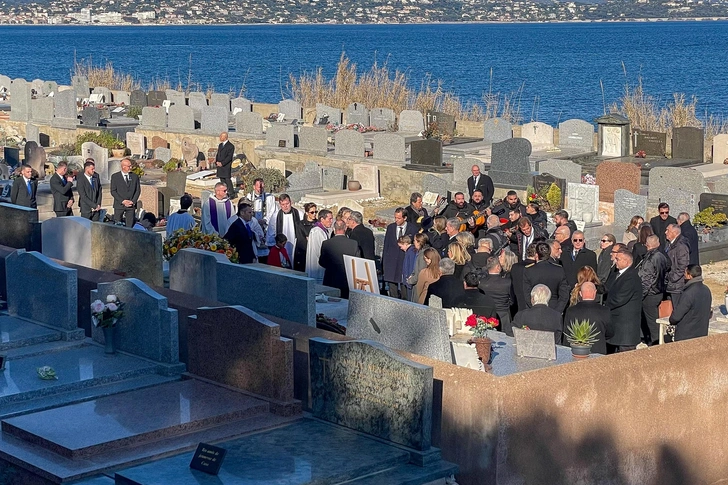 Брижит Бардо поховали у плетеній труні на цвинтарі з видом на Середземне море Брижит Бардо поховали у плетеній труні на цвинтарі з видом на Середземне море. Фото