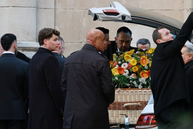 Брижит Бардо поховали у плетеній труні на цвинтарі з видом на Середземне море Брижит Бардо поховали у плетеній труні на цвинтарі з видом на Середземне море. Фото