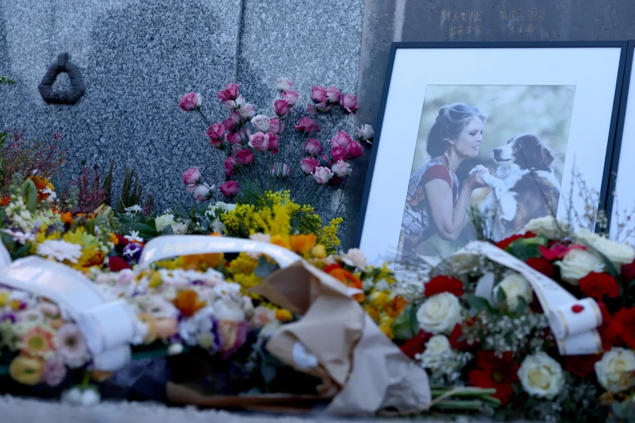 Брижит Бардо поховали у плетеній труні на цвинтарі з видом на Середземне море Брижит Бардо поховали у плетеній труні на цвинтарі з видом на Середземне море. Фото