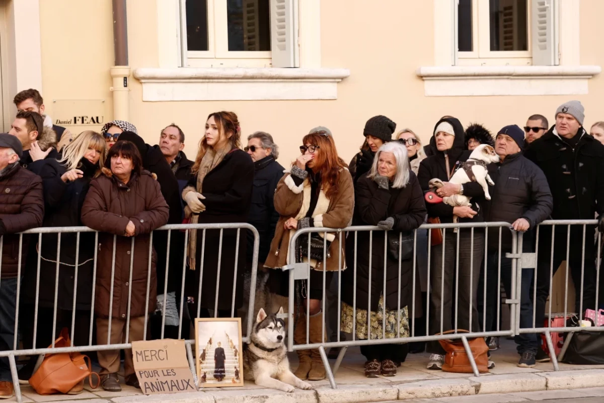 Брижит Бардо поховали у плетеній труні на цвинтарі з видом на Середземне море Брижит Бардо поховали у плетеній труні на цвинтарі з видом на Середземне море. Фото