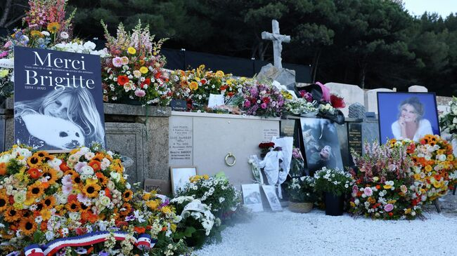 Брижит Бардо поховали у плетеній труні на цвинтарі з видом на Середземне море Брижит Бардо поховали у плетеній труні на цвинтарі з видом на Середземне море. Фото