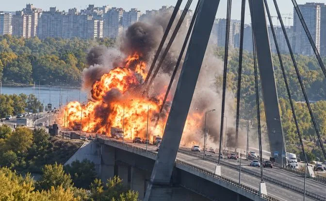 Удар по Северному мосту в Киеве Удар по Северному мосту в Киеве
