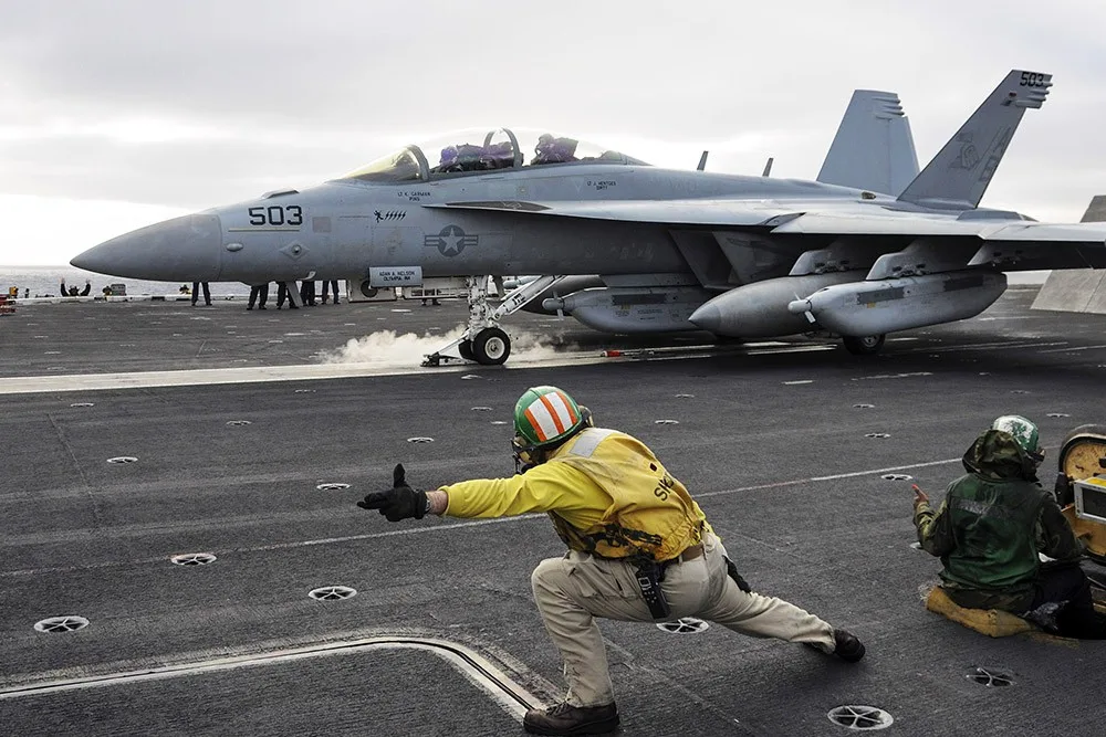 F-18 Хорнет взлетает с авианосца F-18 Хорнет взлетает с авианосца