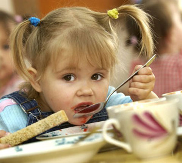 Чем кормят наших детей в школах и детских садах?