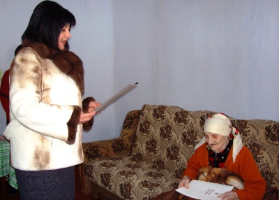 Вице-губернатор Наталья Иванцова поздравляею бабушку Настю со 100-летним юбилеем