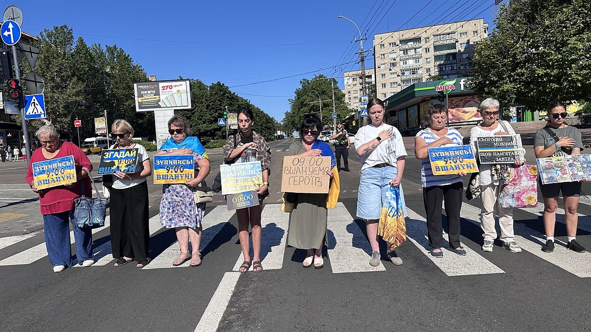 У центрі Миколаєва вшанували пам'ять загиблих українських військових У центрі Миколаєва вшанували пам'ять загиблих українських військових