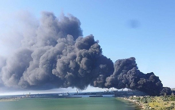 В Крыму прогремели взрывы: в порту пожар, у людей пропал свет В Крыму прогремели взрывы: в порту пожар, у людей пропал свет