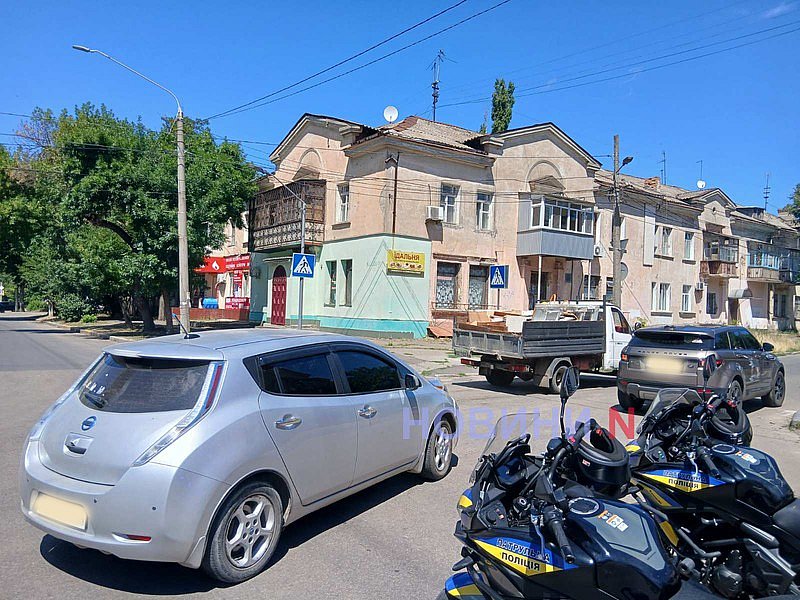 В Николаеве столкнулись Land Rover и Nissan Leaf В Николаеве столкнулись Land Rover и Nissan Leaf