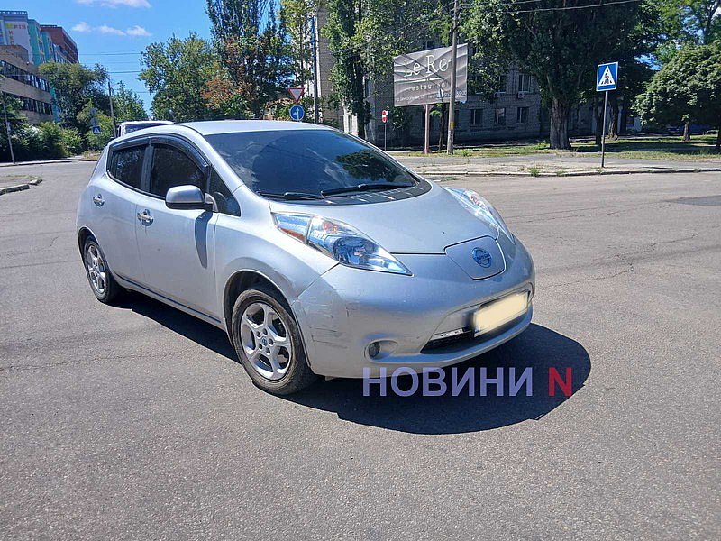 В Николаеве столкнулись Land Rover и Nissan Leaf В Николаеве столкнулись Land Rover и Nissan Leaf