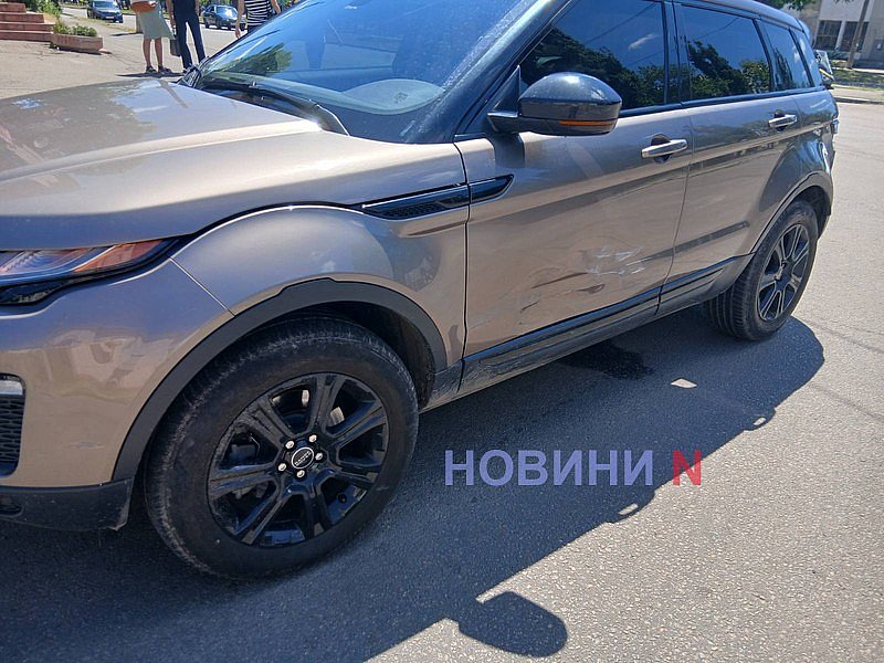 В Николаеве столкнулись Land Rover и Nissan Leaf В Николаеве столкнулись Land Rover и Nissan Leaf