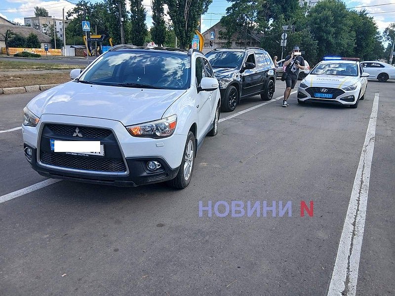 Не остановился на знак «Стоп»: в центре Николаева столкнулись Mitsubishi и Hyundai Не остановился на знак «Стоп»: в центре Николаева столкнулись Mitsubishi и Hyundai