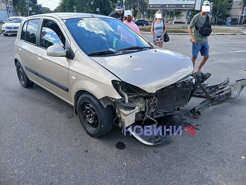 Не остановился на знак «Стоп»: в центре Николаева столкнулись Mitsubishi и Hyundai Не остановился на знак «Стоп»: в центре Николаева столкнулись Mitsubishi и Hyundai