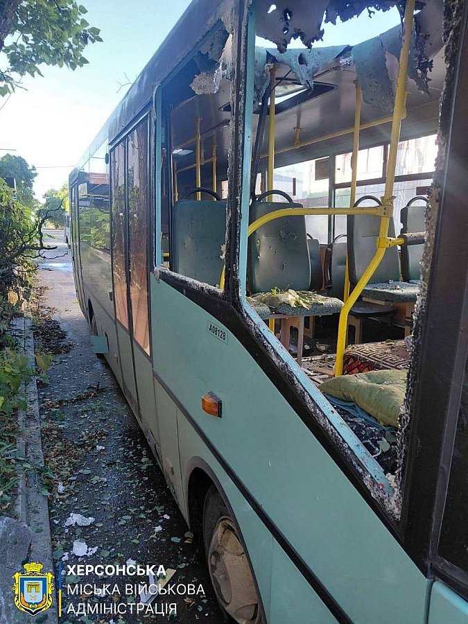 Дрони РФ двічі вдарили по громадськомутранспорту Херсона: поранено п\ Дрони РФ двічі вдарили по громадськомутранспорту Херсона: поранено п\